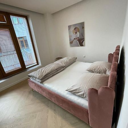 Stylish 3 Bedroom Apartment In The Hearth Of City Center With History Bratislava Exterior photo