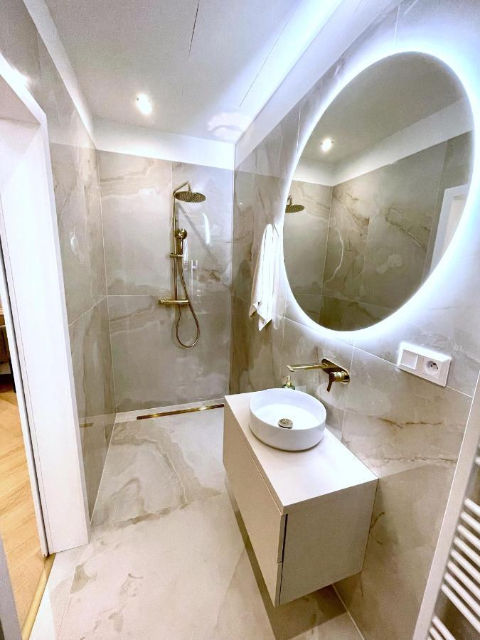 Stylish 3 Bedroom Apartment In The Hearth Of City Center With History Bratislava Exterior photo