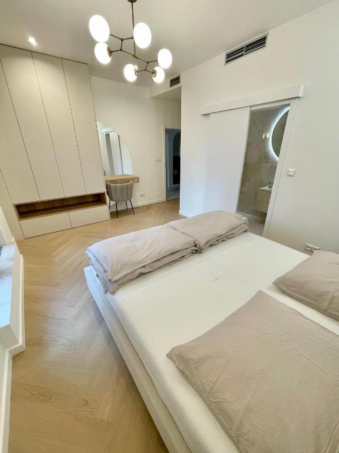 Stylish 3 Bedroom Apartment In The Hearth Of City Center With History Bratislava Exterior photo